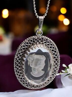 🌺Silver & Glass Cameo Intaglio Necklace